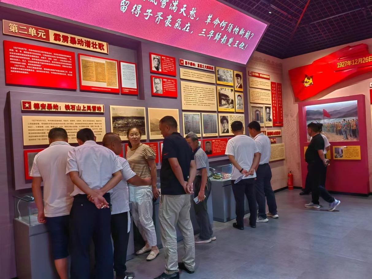 走进机关 与您共享 - 岷山乡“机关开放日”活动