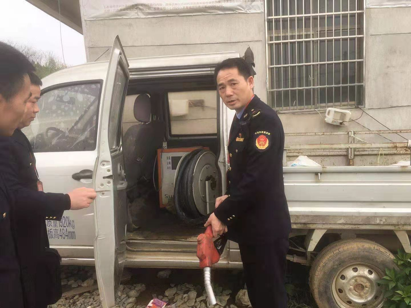 查处连接地下油罐的加油端口图片1.png