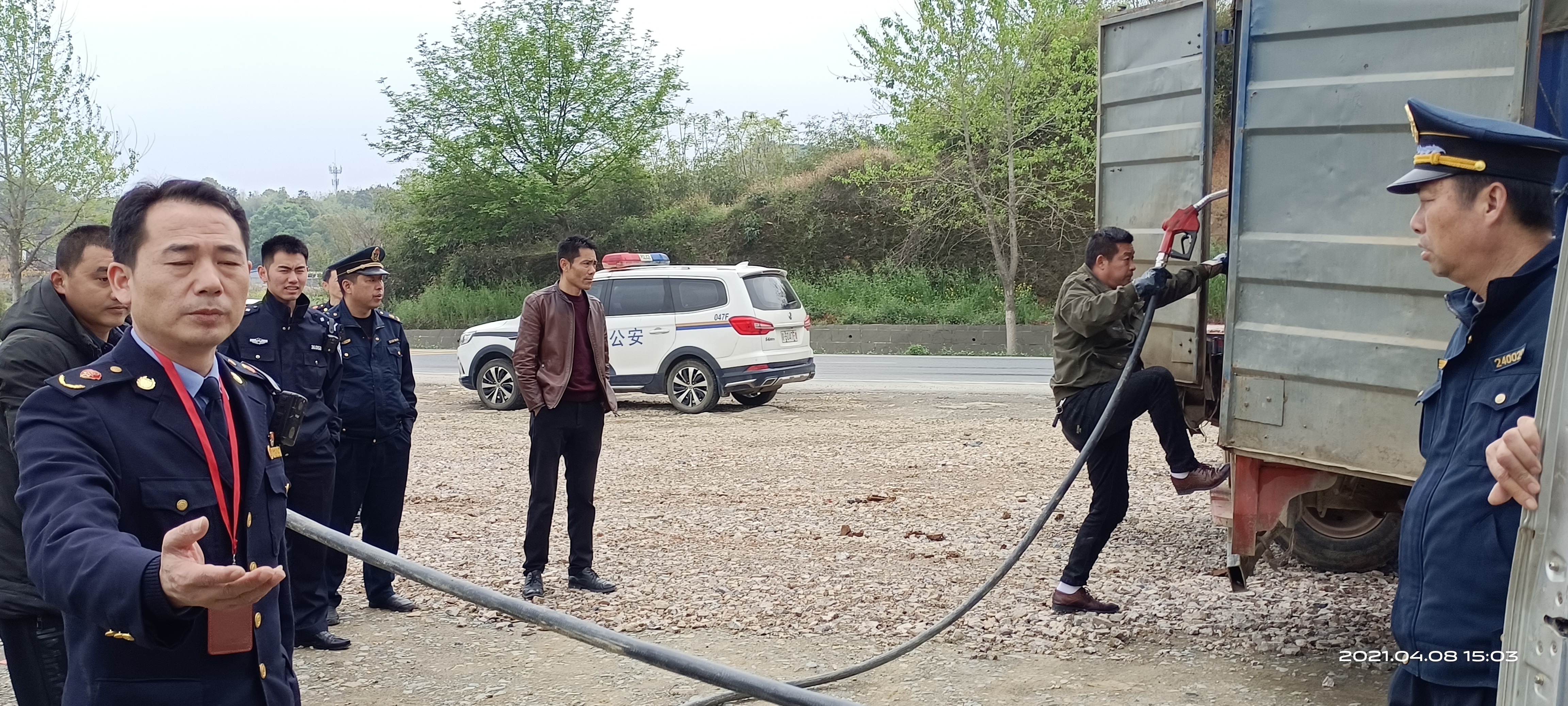 现场对非法地下油罐油品进行转运图片2.png