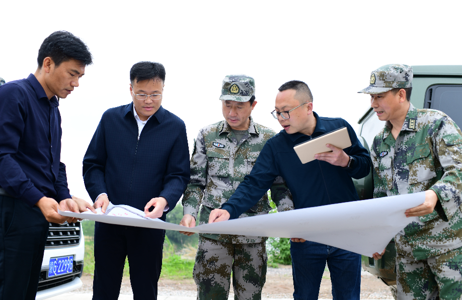 九江军分区司令员丁庆顺到江洲镇调研防汛备汛基层武装工作规范化建设