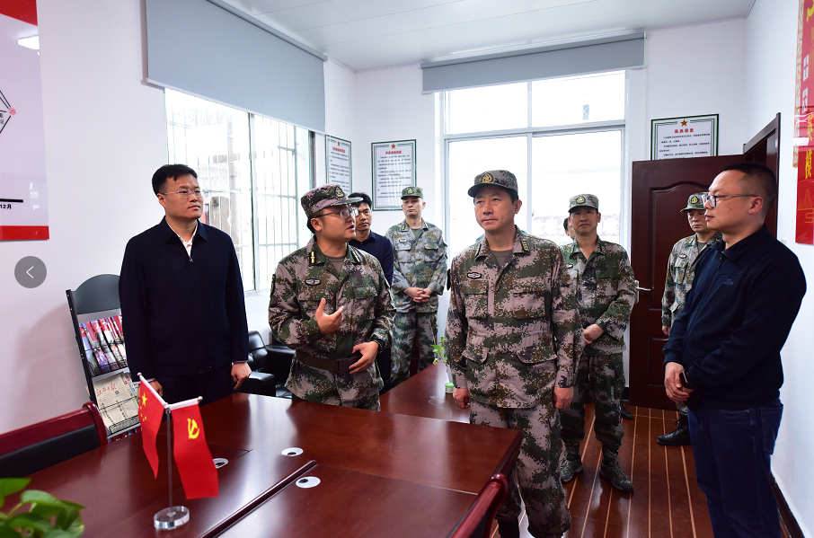 九江军分区司令员丁庆顺到江洲镇调研防汛备汛基层武装工作规范化建设