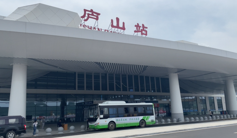 嘟嘟我区免费摆渡车已到站快上车