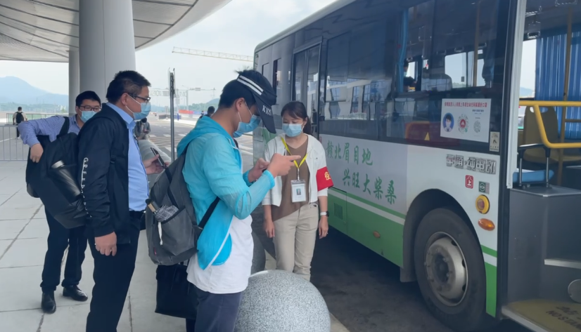 嘟嘟我区免费摆渡车已到站快上车